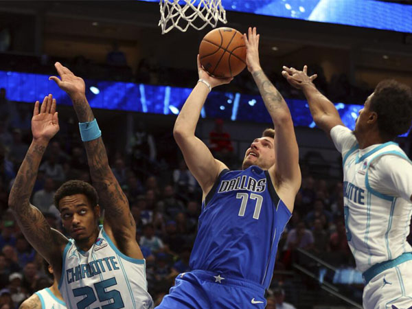 Luka Doncic (tengah) mencetak 23 poin setelah tidak membuat skor di kuarter pertama saat Dallas Mavericks menang 124-118 atas Charlotte Hornets. (Foto: AFP)