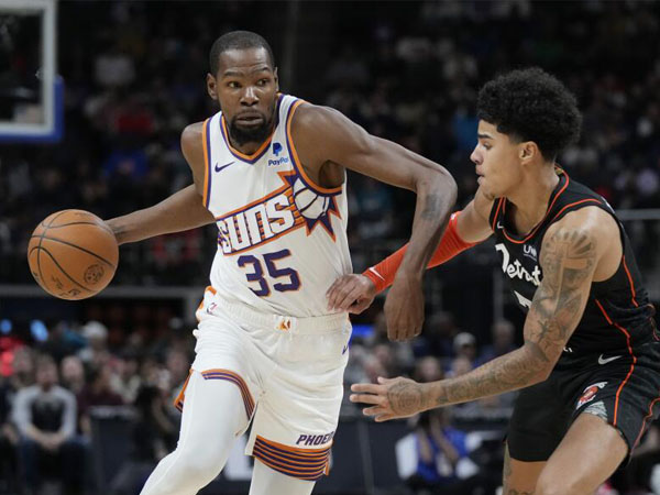 Kevin Durant (kiri) menghasilkan 41 poin, 13 poin pada kuarter pertama, saat Phoenix Suns mengalahkan Detroit Pistons 120-106. (Foto: AFP)