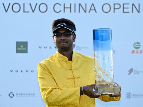 Sarit Suwannarut berpose dengan trofi China Open. (Foto: Golfweek)