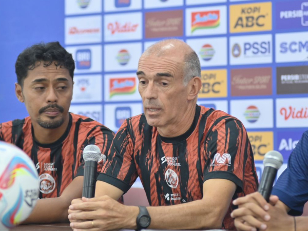 Pelatih Arema, Fernando Valente dalam jumpa pers jelang laga