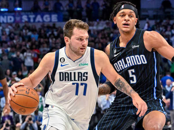 Luka Doncic kembali bermain setelah kepalanya terbentur untuk mencetak 12 dari 29 poinnya pada kuarter keempat saat Dallas Mavericks kalahkan Orlando Magic 117-102. (Foto: AFP)