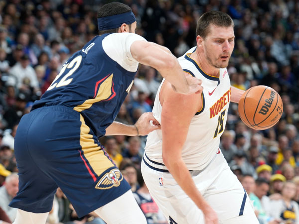 Nikola Jokic (kanan) membukukan 35 poin, 14 rebound dan 12 assist saat Denver Nuggets mengalahkan New Orleans Pelicans 134-116. (Foto: Reuters)