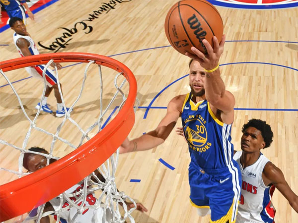 Stephen Curry membukukan 34 poin, 20 poin di paruh pertama, saat Golden State Warriors menang 120-109 atas Detroit Pistons. (Foto: AP)