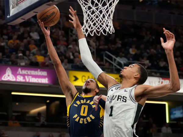Tyrese Haliburton (kiri) mencetak 23 poin saat Indiana Pacers menggilas San Antonio Spurs 152-111. (Foto: AP)