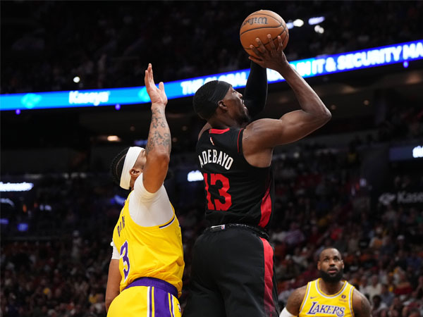 Bam Adebayo mencetak 22 poin, 20 rebound dan 10 assist saat Miami Heat mengalahkan Los Angeles Lakers 108-107 pada Senin (6/11). (Foto: AP)