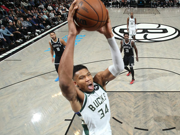 Giannis Antetokounmpo membukukan 36 poin dan 12 rebound saat Milwaukee Bucks mengalahkan Brooklyn Nets 129-125. (Foto: Reuters)