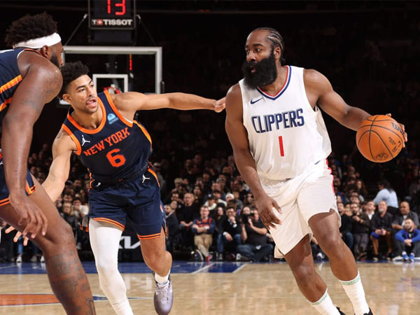 James Harden (kanan) bermain 31 menit dan mencetak 17 poin serta enam assist saat New York Knicks merusak debutnya dengan Los Angeles Clippers. (Foto: AP)