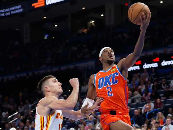 Shai Gilgeous-Alexander (kanan) membukukan 30 poin, delapan rebound dan enam assist saat Oklahoma City Thunder mengalahkan Atlanta Hawks 126-117. (Foto: AP)