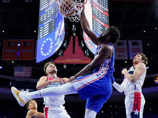 Joel Embiid mencetak 29 dari 48 poin, skor tertingginya musim ini, pada kuarter ketiga saat Philadelphia 76ers mengalahkan Washington Wizards 146-128. (Foto: AFP)