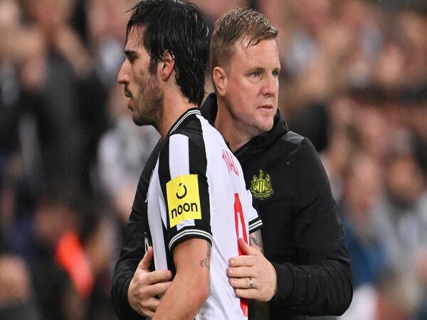 Eddie Howe merasa bingung dengan skorsing 10 bulan larangan bermain yang dijatuhkan kepada Sandro Tonali akibat kecanduan main judi bola / via Getty Images