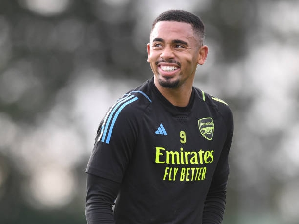 Gabriel Jesus sedang berada di pinggir lapangan