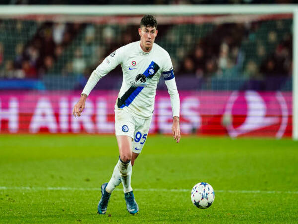 Alessandro Bastoni menyebut Inter Milan sekarang jauh lebih matang setelah mentas di final Liga Champions musim lalu / via Getty Images