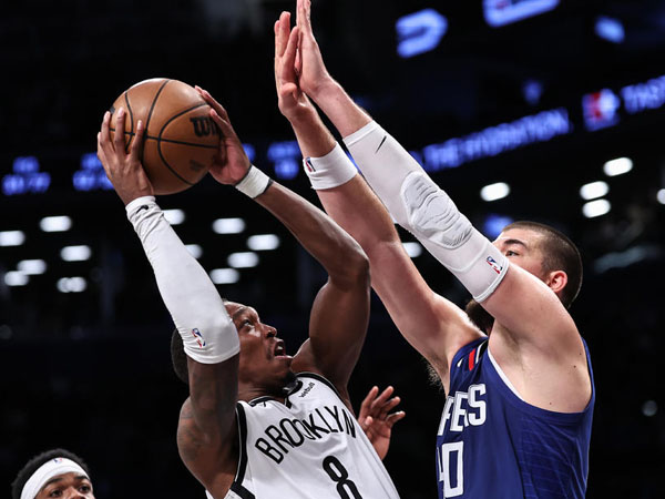 Lonnie Walker (kiri) turun dari bangku cadangan untuk mencetak 21 poin saat Brooklyn Nets mengalahkan Los Angeles Clippers 100-93. (Foto: AFP)