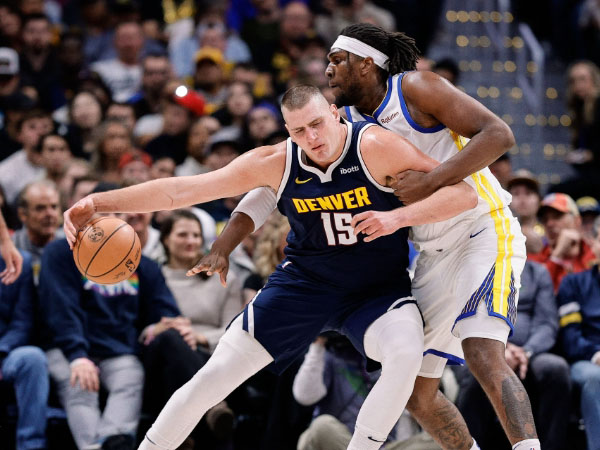 Nikola Jokic (kiri) mencetak 35 poin dan 13 rebound dalam lebih dari 36 menit pertandingan saat Denver Nuggets mengalahkan Golden State Warriors 108-105. (Foto: AP)