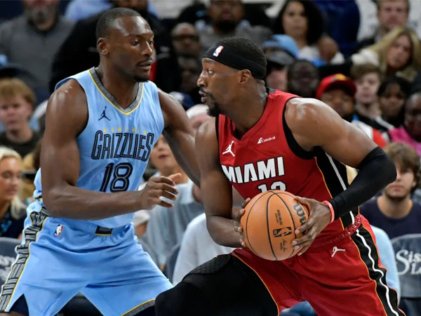 Bam Adebayo (kanan) mencetak 30 poin dan 11 rebound saat Miami Heat mengalahkan Memphis Grizzlies 108-102. (Foto: AFP)