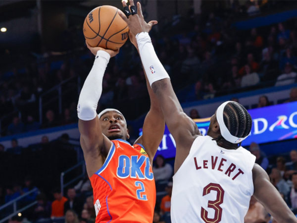 Shai Gilgeous-Alexander (kiri) membukukan 43 poin, 23 ppin di paruh pertama, saat Oklahoma City Thunder mengalahkan Cleveland Cavaliers 128-120. (Foto: AP)