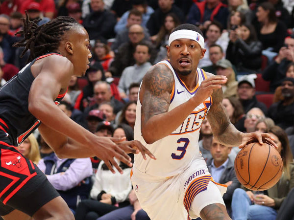 Bradley Beal (kanan) menyumbangkan 13 poin dalam debutnya saat Phoenix Suns mengalahkan Chicago Bulls 116-115. (Foto: AFP)