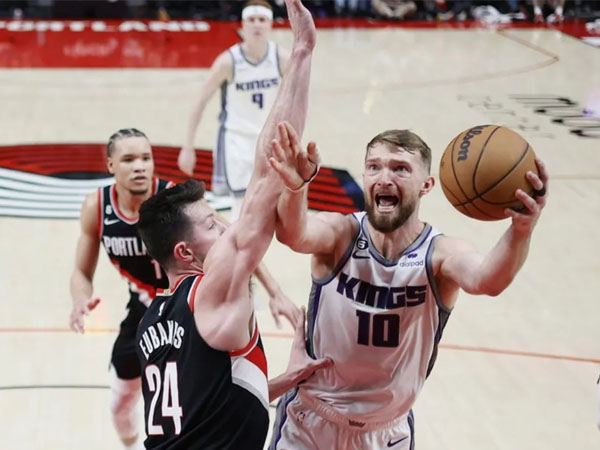 Domantas Sabonis (kanan) mencetak 27 poin, 11 rebound dan sembilan assist saat Sacramento Kings mengalahkan Portland Trail Blazers 121-118 lewat overtime. (Foto: AFP)