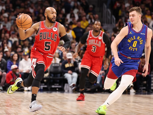 Jevon Carter suka pakai sepatu berbeda warna bukan tanpa alasan.