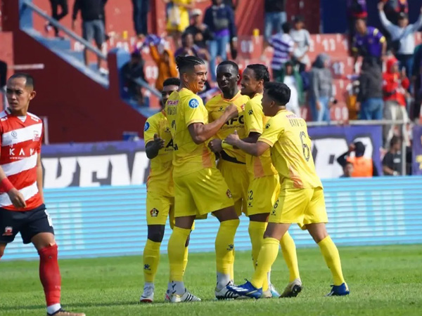 Para pemain Persik Kediri merayakan gol ke gawang Madura United