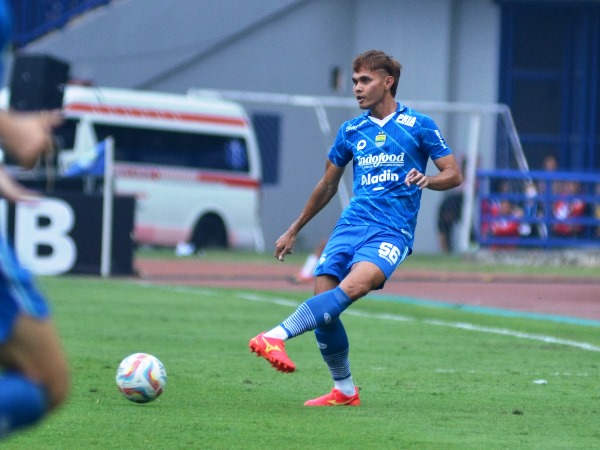 Rezaldi Hehanussa saat menghadapi Arema