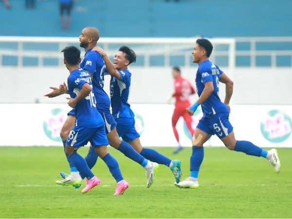 Bek PSIS Semarang, Lucas Gama merayakan gol ke gawang Bhayangkara FC