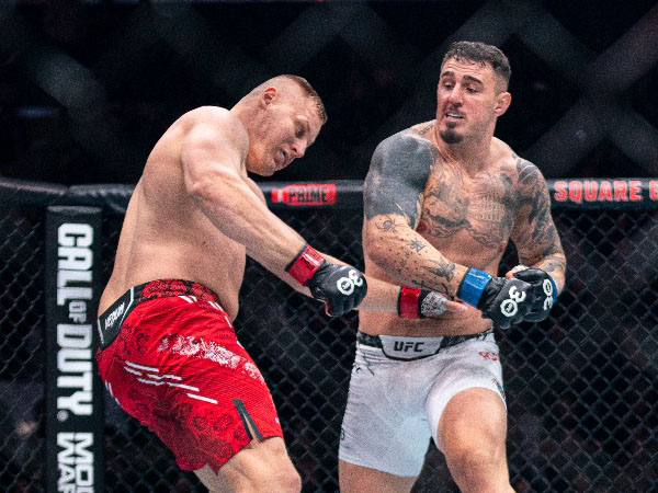 Pukulan kanan keras Tom Aspinall mengawali kejatuhan Sergei Pavlovich di satu menit pertama pertarungan. (Foto: UFC)
