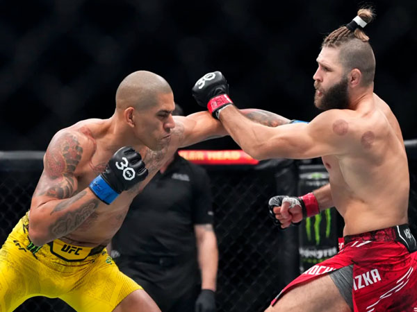 Alex Pereira (kiri) menghujani Jiri Prochazka dengan serangan siku yang berujung pada penghentian laga. (Foto: MMA Fighting)