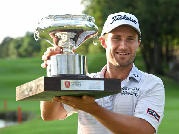 Ben Campbell berpose dengan trofi Hong Kong Open 2023. (Foto: Golf Digest)