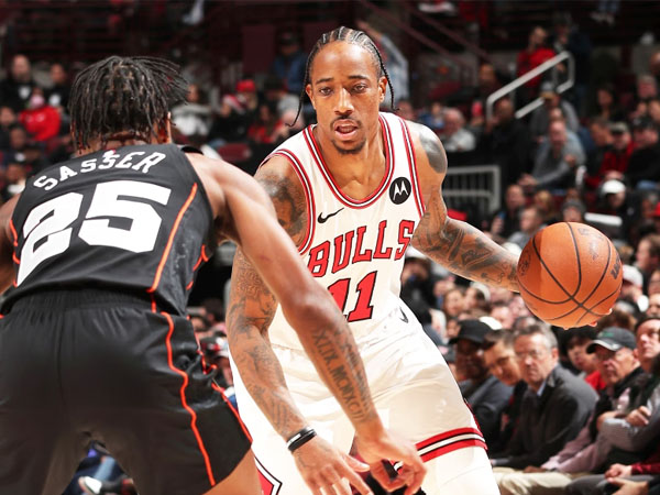DeMar DeRozan (kanan) mencetak 29 poin, 15 poin di paruh pertama, saat Chicago Bulls menundukkan Detroit Pistons 119-108. (Foto: AP)
