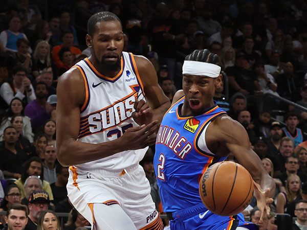 Shai Gilgeous-Alexander (kanan) mencetak 35 poin saat Oklahoma City Thunder mengalahkan Phoenix Suns 111-99. (Foto: AFP)