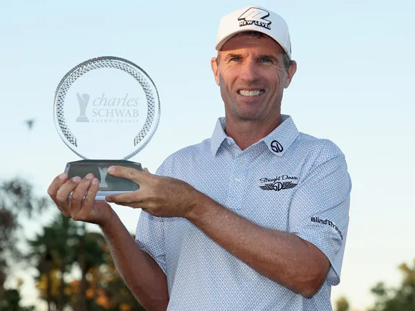 Steven Alker berpose dengan trofi Charles Schwab Cup Championship. (Foto: Golf Week)