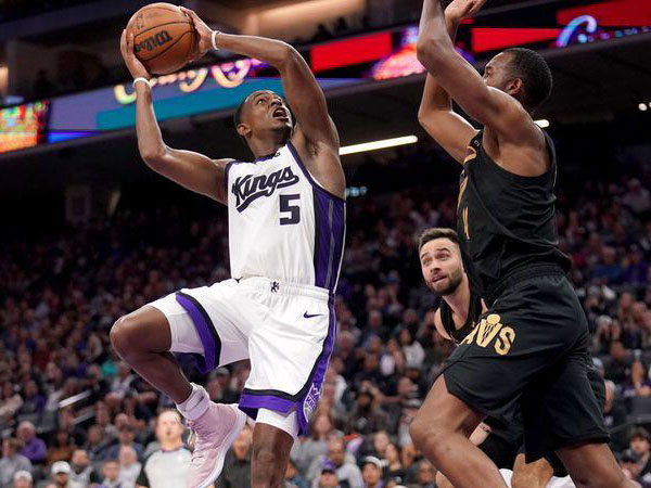 De'Aaron Fox (kiri) mencetak 28 poin dan enam assist saat kembali setelah absen dua pekan saat Sacramento Kings menang 132-120 atas Cleveland Cavaliers. (Foto: Reuters)