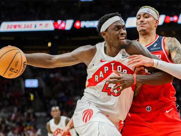 Pascal Siakam (kiri) mencetak 39 poin, 22 poin di kuarter ketiga, saat Toronto Raptors mengalahkan Washington Wizards 111-107. (Foto: AFP)