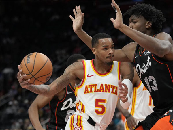 Dejounte Murray (kiri) mencetak 32 poin dan sembilan assist saat Atlanta Hawks mengalahkan Detroit Pistons 126-120. (Foto: AP)