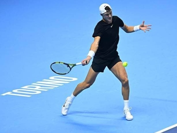 Stefanos Tsitsipas Cedera, Holger Rune Nikmati Kemenangan Pertama Di Turin