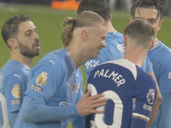 Erling Haaland tampak mendorong Cole Palmer