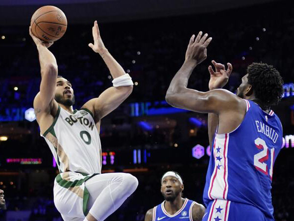 Jayson Tatum (kiri) membukukan 29 poin saat Boston Celtics menang 117-107 atas tuan rumah Philadelphia 76ers. (Foto: Reuters)