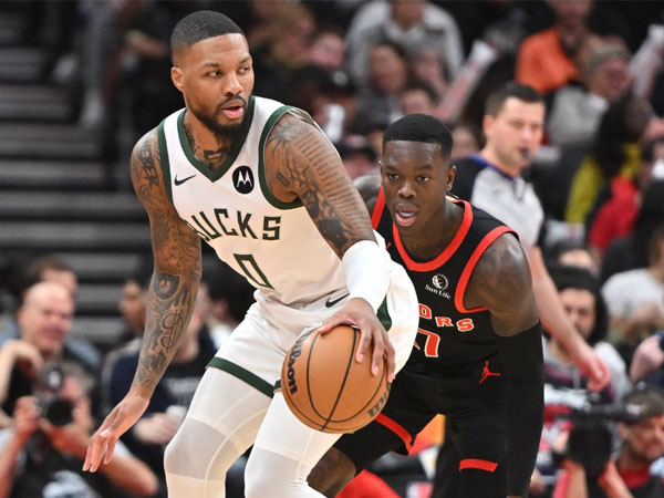 Damian Lillard (kiri) mencetak 37 poin dan 13 assist, jumlah tertingginya musim ini, saat Milwaukee Bucks mengalahkan Toronto Raptors 128-112. (Foto: AP)