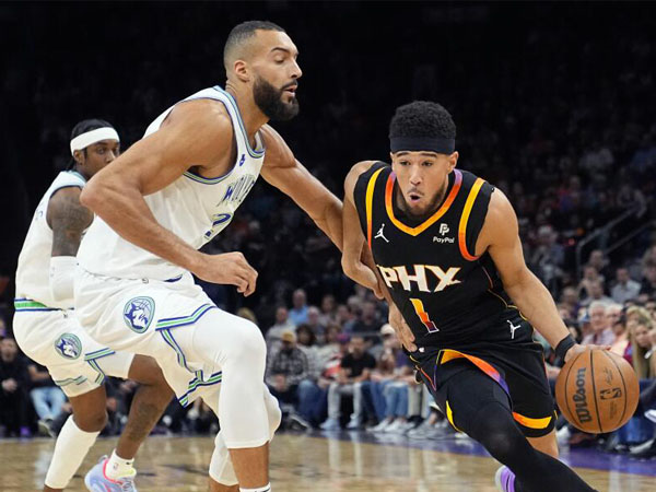 Devin Booker (kanan) yang kembali bermain setelah cedera betis, mencetak 31 poin saat Phoenix Suns mengalahkan Minnesota Timberwolves 133-115. (Foto: AP)