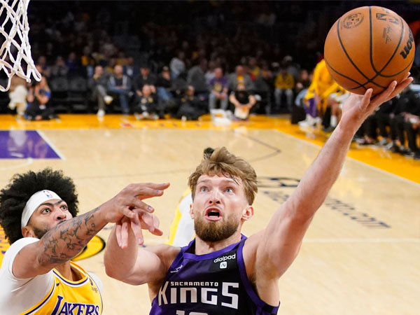 Domantas Sabonis (kanan) mencetak 29 poin dan 16 rebound saat Sacramento Kings mengalahkan Los Angeles Lakers 125-110. (Foto: AFP)