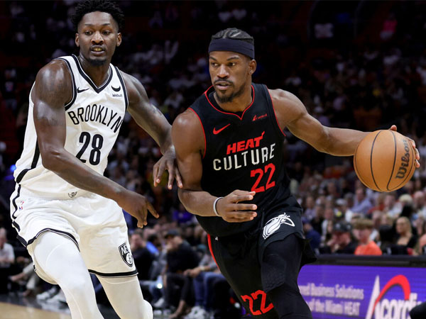 Jimmy Butler (kanan) mencetak 36 poin, 18 poin di kuarter ketiga, saat Miami Heat mengalahkan Brooklyn Nets 122-115. (Foto: AP)