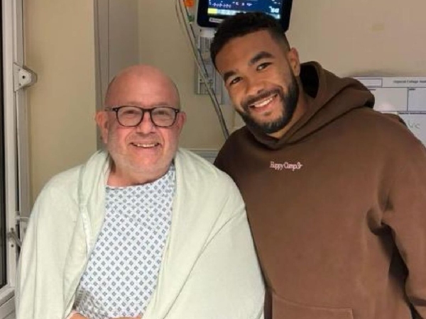 Reece James bersama penggemar Chelsea