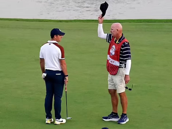 Joe LaCava (kanan) merayakan putt Patrick Cantlay di lubang ke-18 di depan Rory McIlroy. (Foto: Daily Mail)