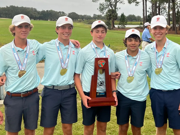 Charlie Woods (kedua dari kanan) bersama rekan-rekannya dari tim golf The Benjamin School berfoto dengan trofi kejuaraan negara bagian. (Foto: Palm Beach)