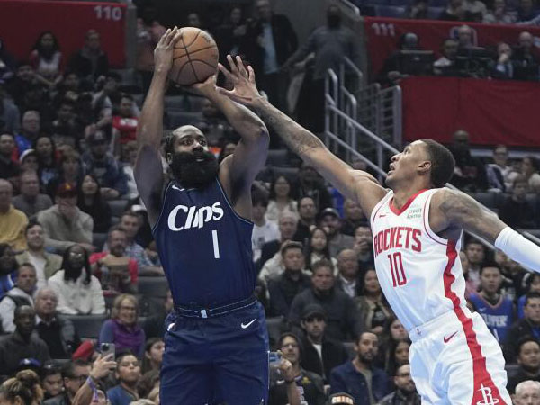 James Harden (kiri) mencetak 24 poin, termasuk four-point play di enam detik terakhir saat Los Angeles Clippers menang 106-100 atas Houston Rockets. (Foto: (AP)