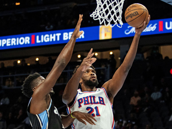Joel Embiid (kanan) mencetak 32 poin saat Philadelphia 76ers mengalahkan tuan rumah Atlanta Hawks 126-116. (Foto: AP)