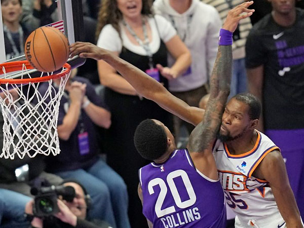 Kevin Durant (kanan) mencetak 38 poin saat Phoenix Suns menang 131-128 atas tuan rumah Utah Jazz. (Foto: AFP)