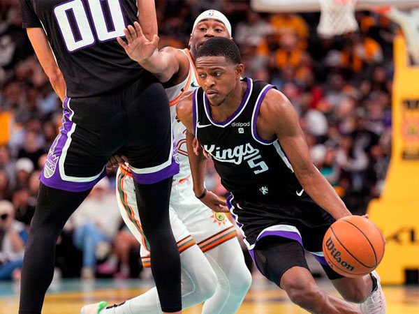 De'Aaron Fox (kanan) mencetak 43 poin, angka tertingginya musim ini, saat Sacramento Kings menahan San Antonio Spurs 129-120. (Foto: AFP)