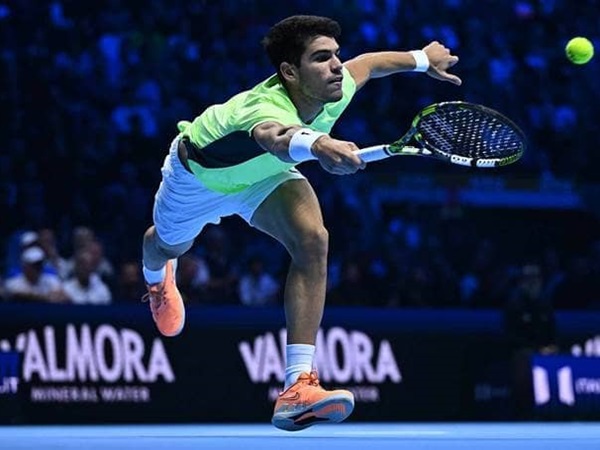 Carlos Alcaraz Mengaku Tak Bisa Imbangi Level Novak Djokovic Di Turin